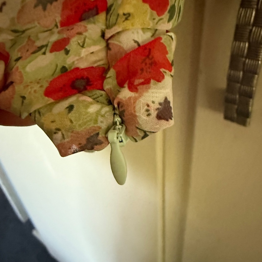 ASTR The Label Floral Tenley Ruched‎ Top Short Puff Sleeves Size Medium - Picture 6 of 12